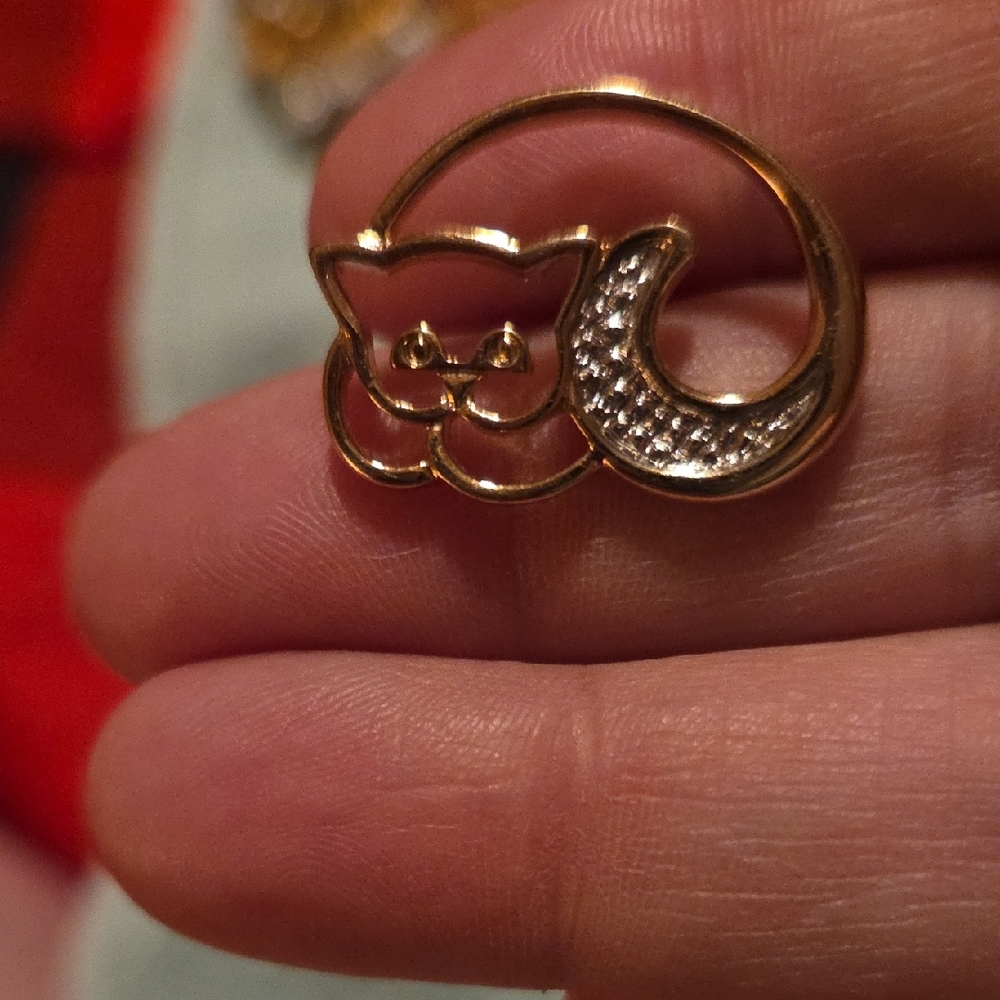 Elegant Vintage Avon Gold Cat Brooch